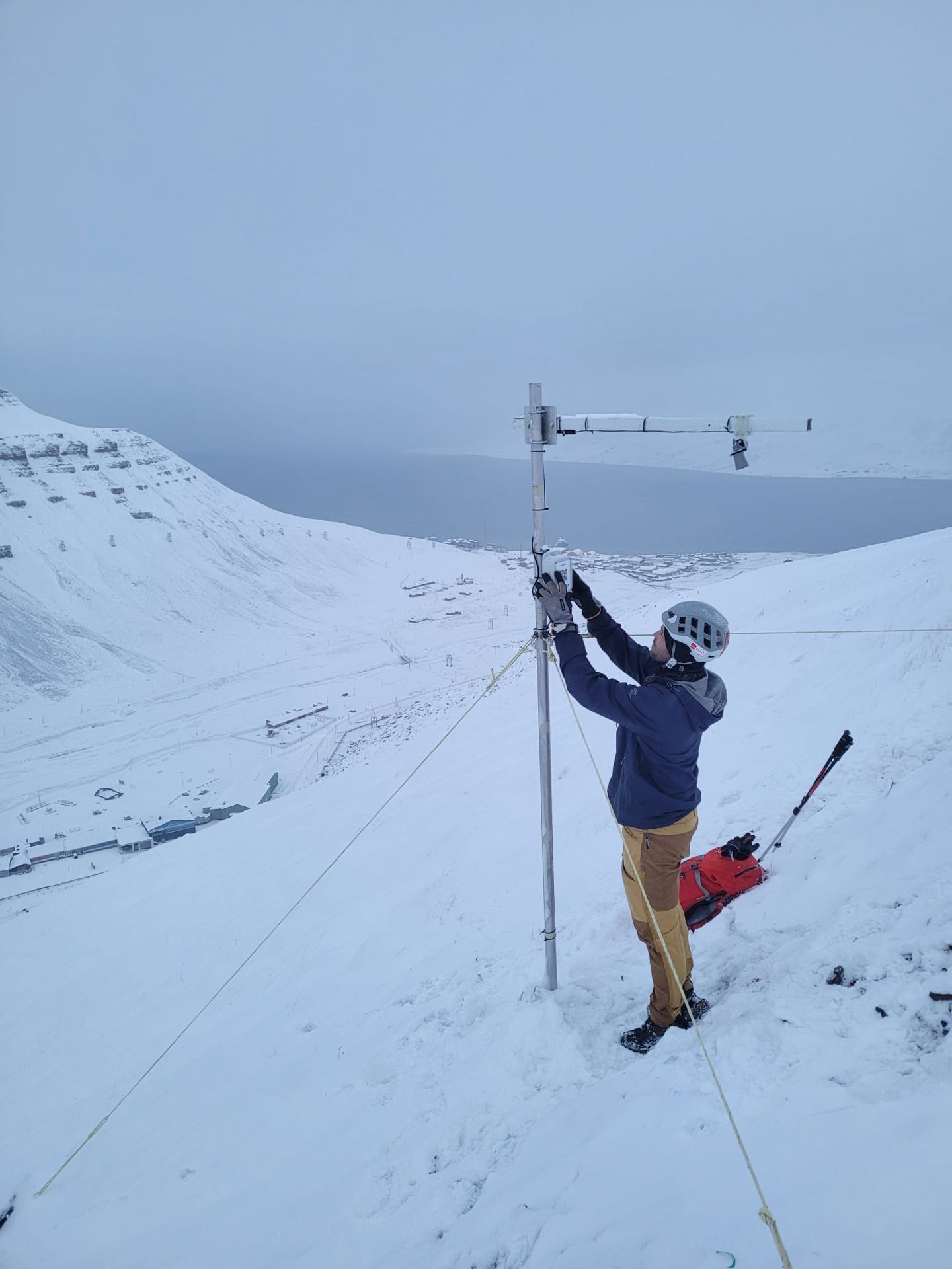 Person ute på feltarbeid i Longyerbyen Svalbard.