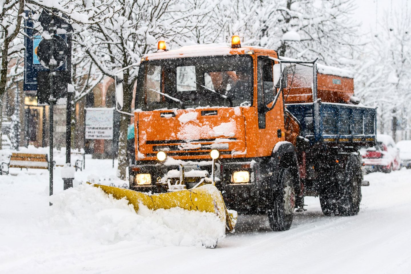 Bildet viser en brøytebil som måker snø. 