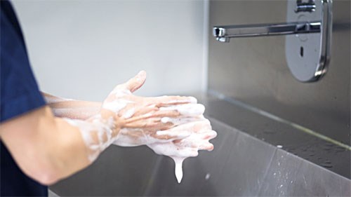Bildet viser vask av hender. Foto.