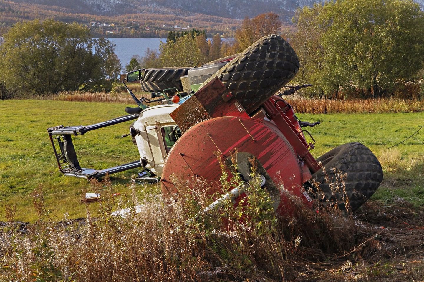 Bilde som viser traktor som har veltet