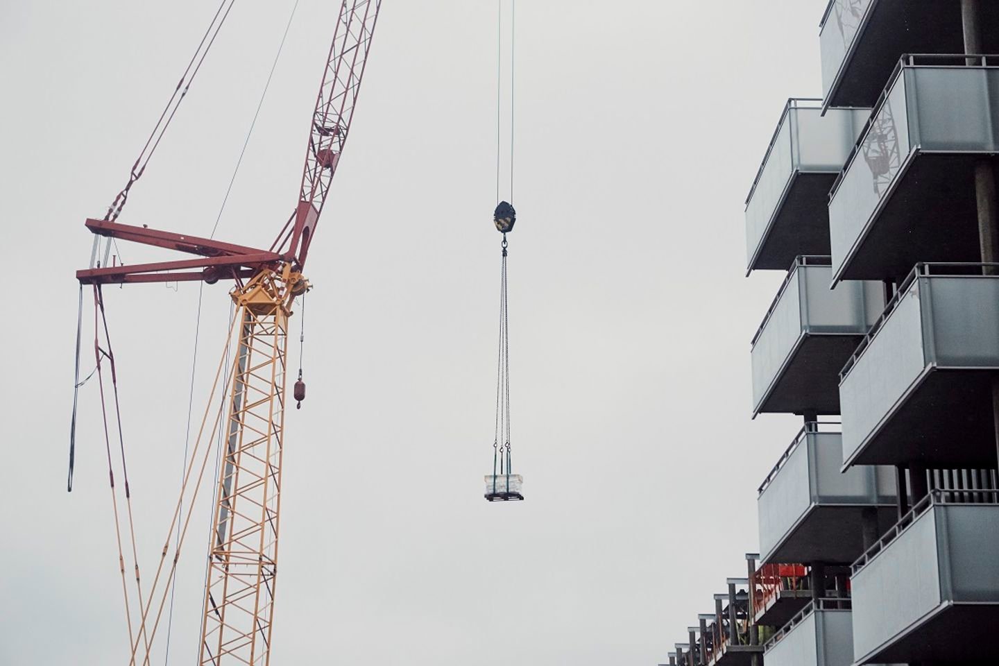 Bildet viser ei kran på en byggeplass.