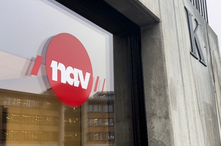 Bildet viser et vindu med en Nav-logo på. 