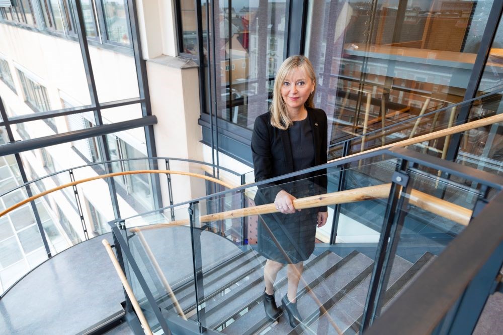 Bildet viser Arbeidstilsynets direktør Trude Vollheim som står i ei trapp