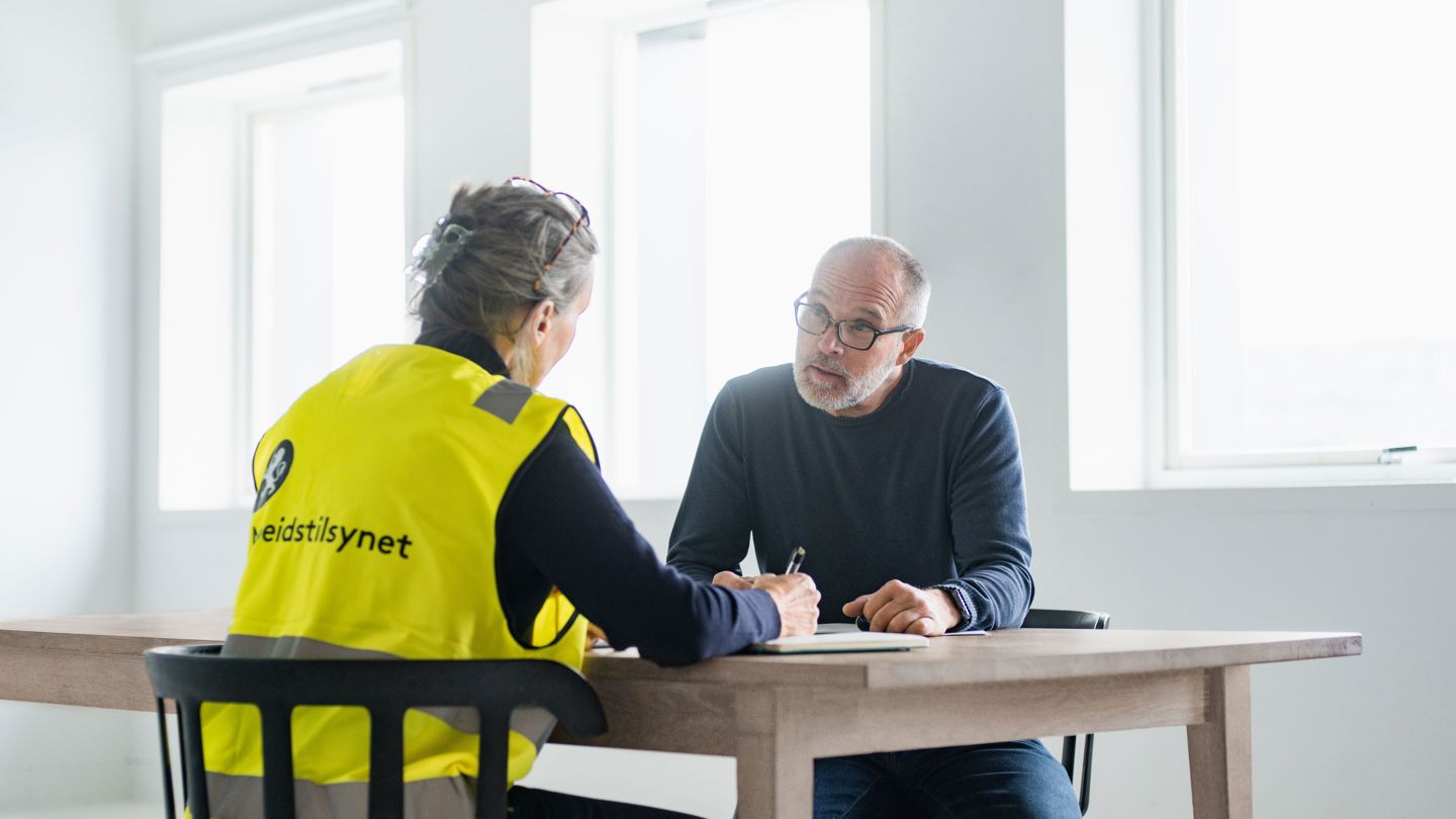 Bildet viser inspektør i samtale på tilsyn